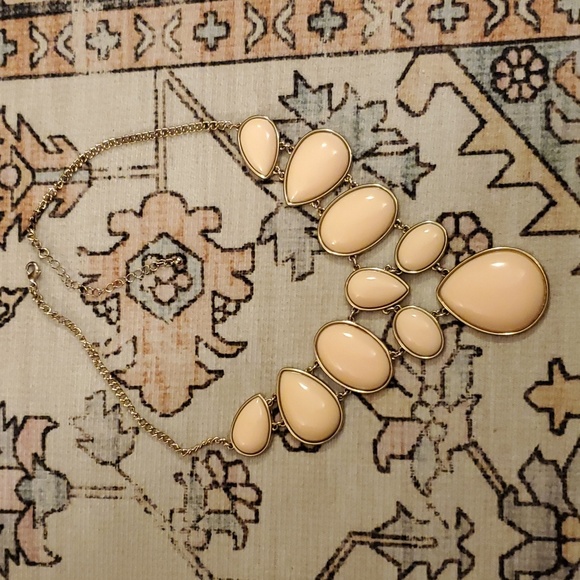 Pink and gold statement necklace - Picture 7 of 10